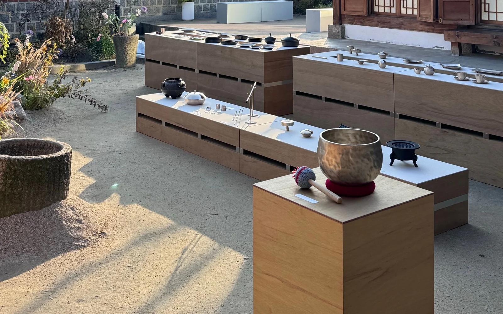 한옥 마당의 한국 전통 찻상과 다기가 놓인 차분한 건강운 마음 정리 이미지