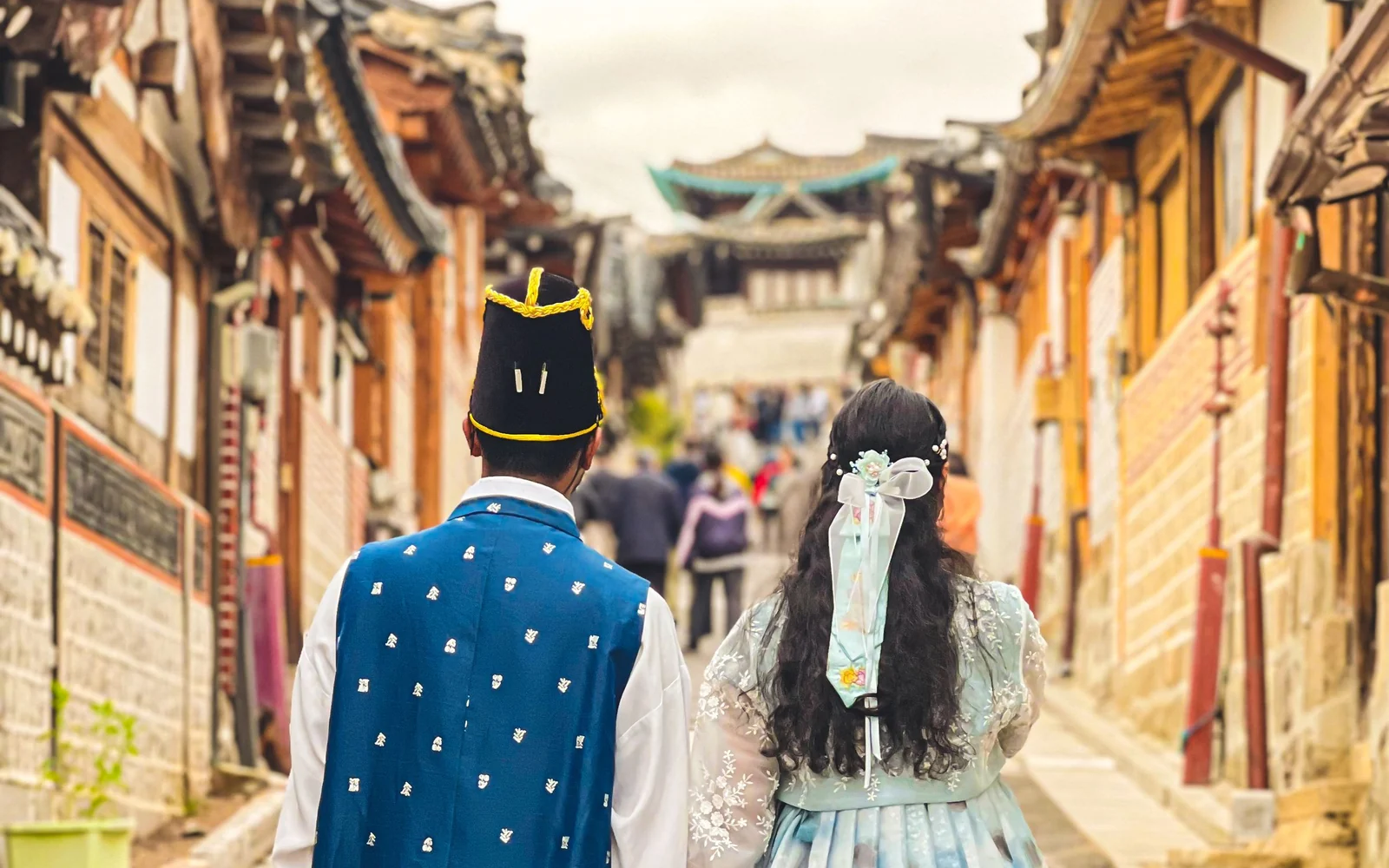 한복을 입은 두 사람이 북촌 한옥 골목을 함께 걷는 연애운과 재회 상담 이미지